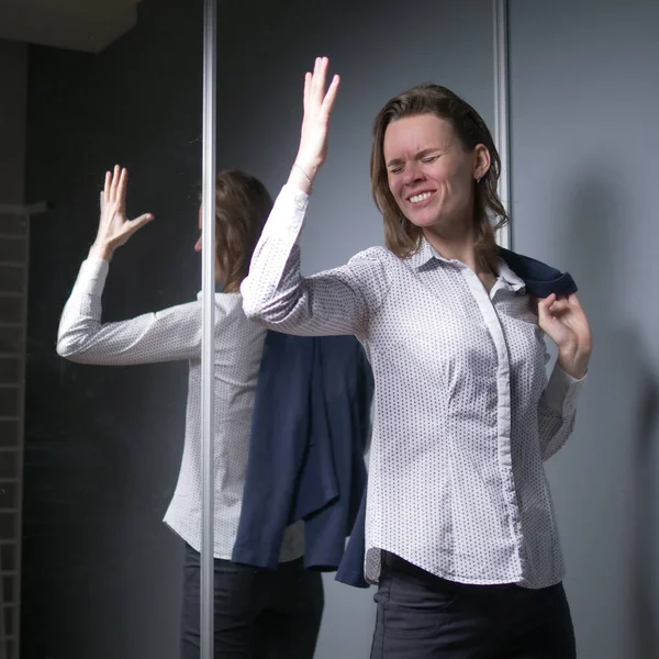 Potret seorang wanita bisnis emosional melepas jaketnya, tersenyum bahagia — Stok Foto