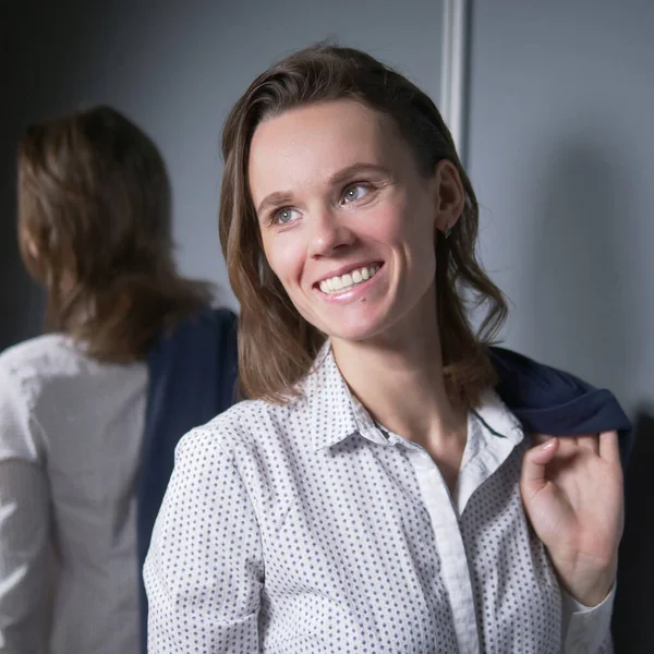 Potret seorang wanita bisnis emosional melepas jaketnya, tersenyum bahagia — Stok Foto