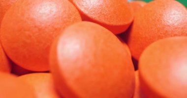 Tıbbi geçmişi var. Beyaz yüzeydeki kırmızı yuvarlak hapların detaylı görüntüsü