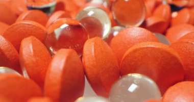 Tıbbi geçmişi, kırmızı ve saydam sarı haplar. detaylı aşırı yakın çekim