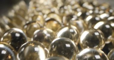 Detaylı, yuvarlak şeffaf hapların aşırı yakın çekimi. yağ çözünür vitaminler