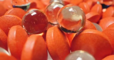 Tıbbi geçmişi, kırmızı ve saydam sarı haplar. detaylı aşırı yakın çekim