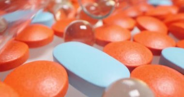 Tıbbi geçmişi var. Çok renkli hapların detaylı yakın çekimi.