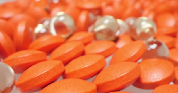 Medische achtergrond, veel rode en transparante gele pillen. gedetailleerde extreme close-up — Stockvideo