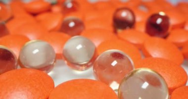 Tıbbi geçmişi, kırmızı ve saydam sarı haplar. detaylı aşırı yakın çekim