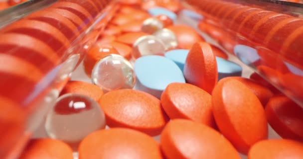 Wykształcenie medyczne. szczegółowe ekstremalne zbliżenie wielobarwnych tabletek — Wideo stockowe