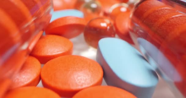 Orvosi háttér. részletes szélsőséges közeli kép többszínű tabletták — Stock videók