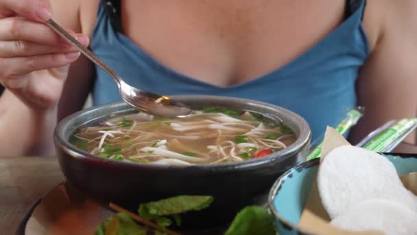 Primo piano di un piatto, qualcuno che mangia zuppa pho bo — Video Stock