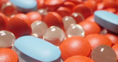 Tıbbi geçmişi var. Çok renkli hapların detaylı yakın çekimi.