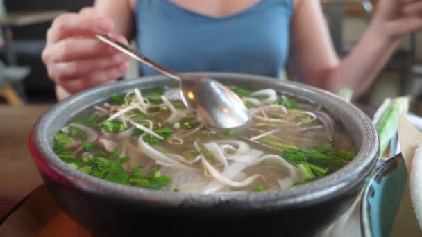 Close-up van een bord, iemand die pho bo soep eet — Stockvideo