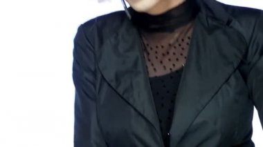 Portre, travesti adam kıpkırmızı dudaklı sarışın beyaz arka planda dans ediyor.