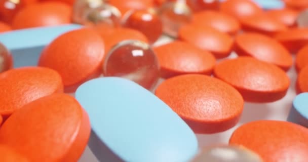 Lékařské zázemí. detailní extrémní detailní záběr mnohobarevných pilulek — Stock video