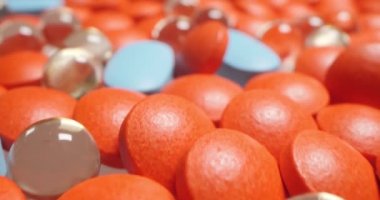 Tıbbi geçmişi var. Çok renkli hapların detaylı yakın çekimi.