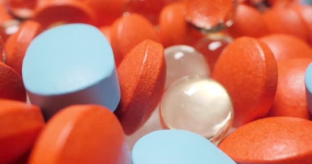 Orvosi háttér. részletes szélsőséges közeli kép többszínű tabletták — Stock videók