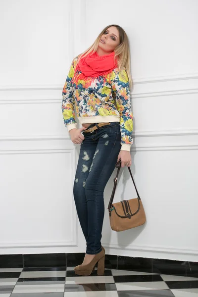 Beautiful blonde with a handbag. — Stock Photo, Image
