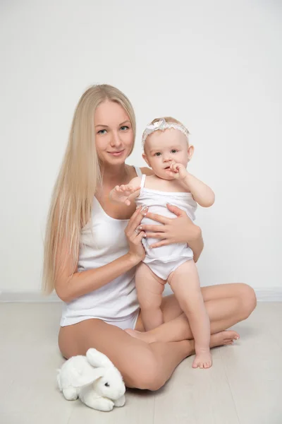 Moeder met haar baby studio opname — Stockfoto