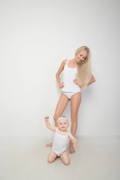 Mamma med hennes baby studio skott — Stockfoto