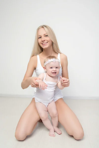 Mamma med hennes baby studio skott — Stockfoto