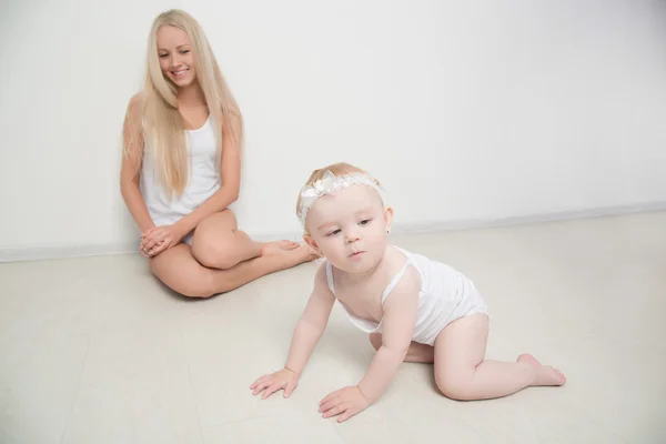 Moeder met haar baby studio opname — Stockfoto