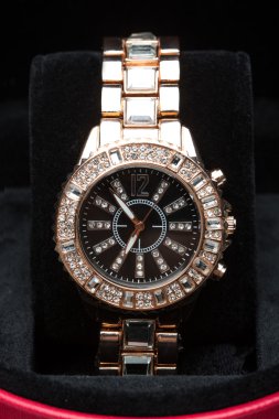 Altın izlemek izole üzerinde siyah arka plan