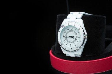 siyah bir arka plan üzerinde beyaz saat.