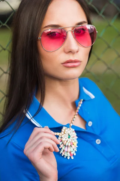 性感的女孩，在粉红色的眼镜和一条项链 — 图库照片