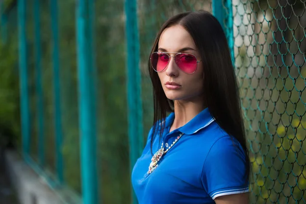 Sexy Mädchen mit rosa Brille und Halskette — Stockfoto