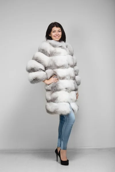 Beautiful woman model in fur coat — Stock Photo, Image