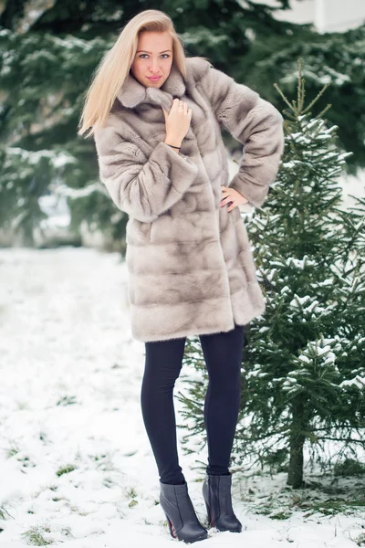 Fille d'hiver en fourrure de luxe — Photo