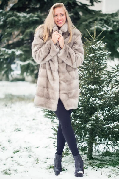 Зимняя девочка в роскошном меховом пальто — стоковое фото