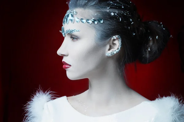 Niña con cuero blanco adornado con diamantes de imitación —  Fotos de Stock