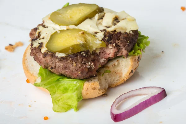 Verdorbener geschmackloser Burger mit gebratenen statt Schnitzeln, — Stockfoto