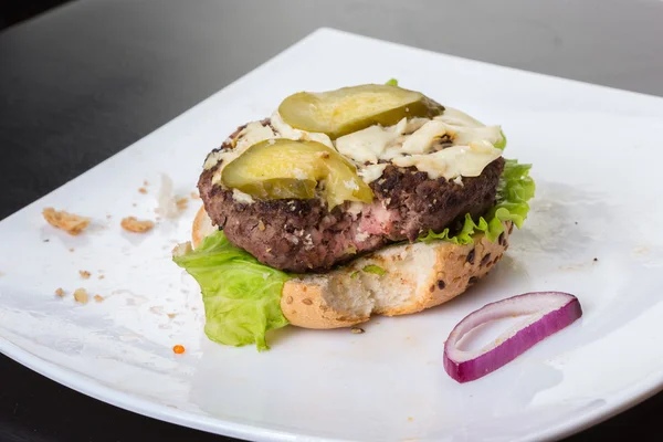 Verdorbener geschmackloser Burger mit gebratenen statt Schnitzeln, — Stockfoto