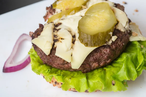 Spoiled tasteless burger with roasted not Cutlets, — Stock Photo, Image