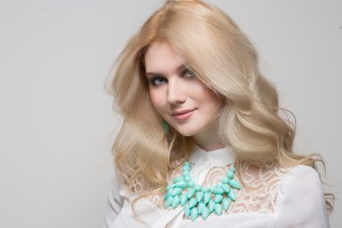 Sarışın, güzel bir kadın.