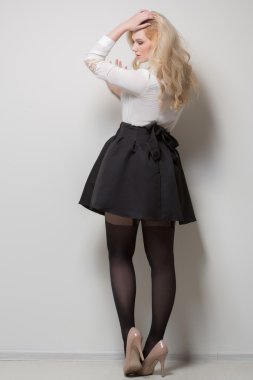 güzel sarışın etekli uzun saçlı. kalın.