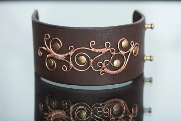 Armbänder. Ornamente aus Kupferdraht — Stockfoto