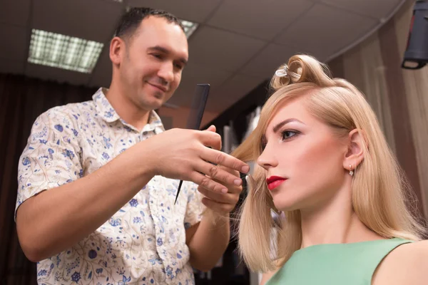 Frisör gör frisyr för vacker flicka — Stockfoto