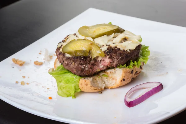 Schlechter Burger. Brötchen, Burger, Salat. — Stockfoto