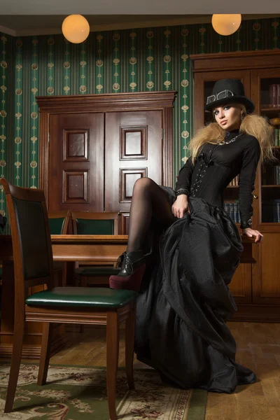 Menina sexy vintage ao lado da estante, gótico — Fotografia de Stock