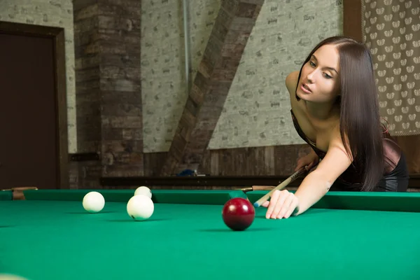 Sexy Mädchen im Korsett spielt Billard. — Stockfoto