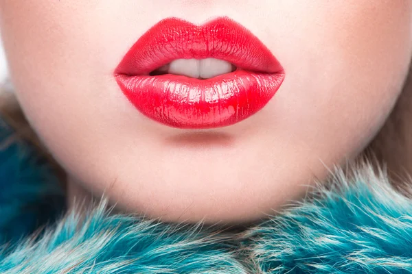 Σέξι χείλη. Ομορφιά κόκκινα χείλη μακιγιάζ λεπτομέρεια. — Φωτογραφία Αρχείου