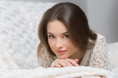 koltukta oturan kız gülümseyerek