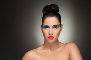 güzel kadın. kalıcı makyaj renk boya boyama,