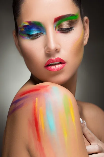 Mooie vrouw. make-up kleur verf schilderij, — Stockfoto