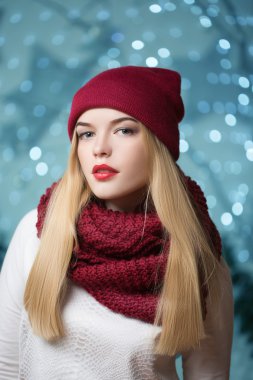 Noel çelenk, kırmızı şapkalı güzel kız