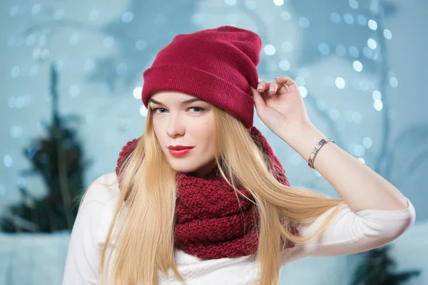 Gyönyörű lány, egy piros kalap a karácsonyi girland — Stock Fotó