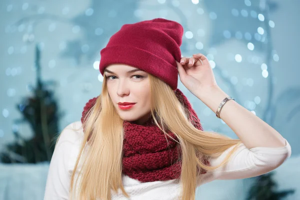 Belle fille dans un chapeau rouge à une guirlande de Noël — Photo