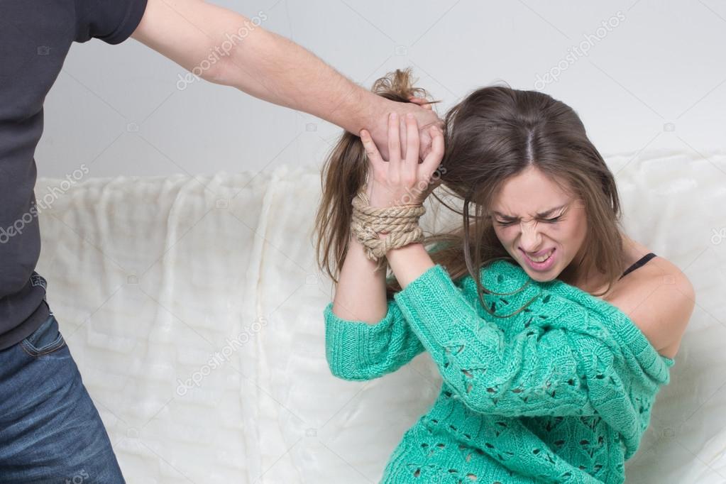 бить женщину фото