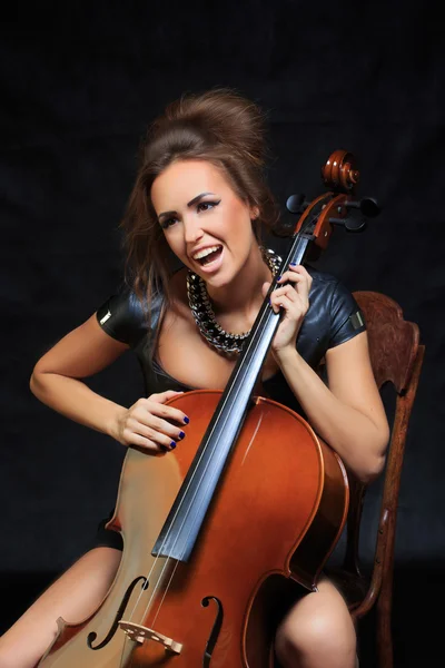 Bela músico feminino tocando um violoncelo . — Fotografia de Stock